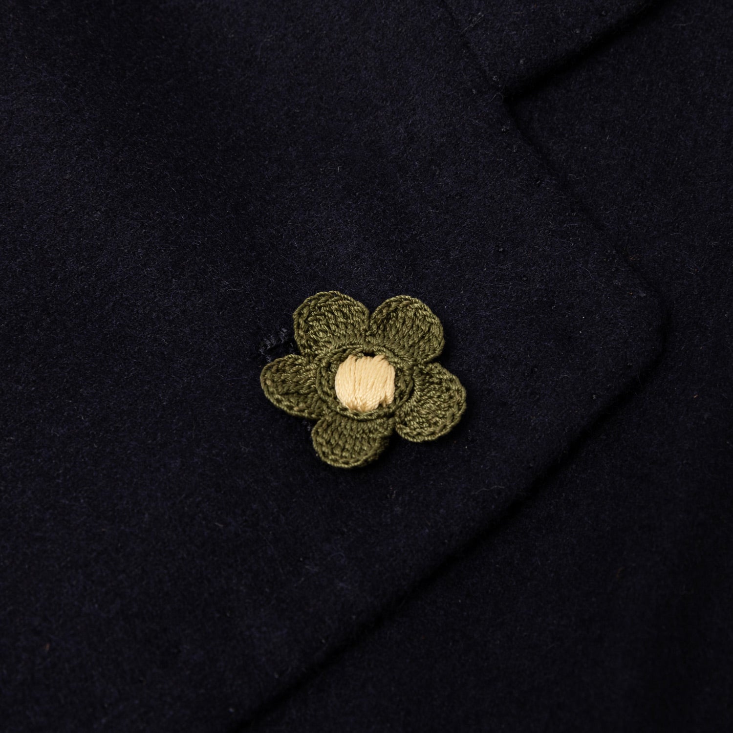 Knopflochblume "Fiore Oliva" - Handarbeit
